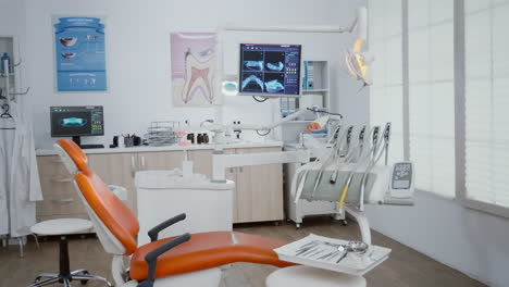 Aufschlussreiche-Aufnahme-Eines-Zahnarztstuhls,-Auf-Dem-Niemand-Sitzt,