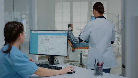 Stomatologie-Krankenschwester-Sitzt-Am-Schreibtisch-Und-Arbeitet-Am-Computer
