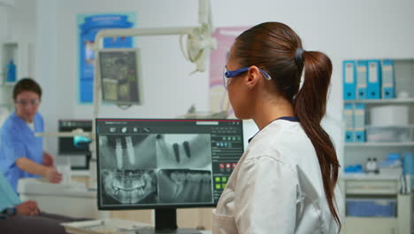 Stomatologe-Arzt-Lächelt-In-Die-Kamera-In-Der-Zahnarztpraxis