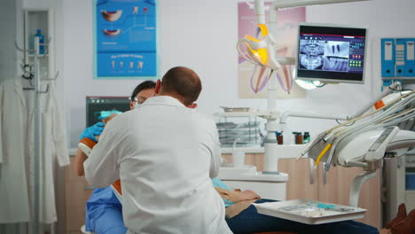 Zahnarzt-Bohrt-Frauenzahn-In-Zahnklinik
