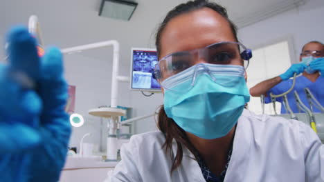 POV-Des-Zahnarztes,-Der-An-Der-Mundhygiene-Des-Patienten-Arbeitet