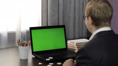 Profesor-Hombre-Haciendo-Videollamadas-En-Línea-En-Una-Computadora-Portátil.-Pantalla-Verde.-Educación-A-Distancia