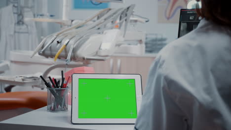 Primer-Plano-De-Una-Tableta-Digital-Con-Pantalla-Verde-Horizontal