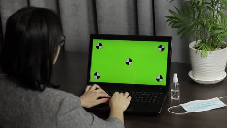 Frau-Tippt-Auf-Laptop-Tastatur-Mit-Grünem-Bildschirm,-Chroma-Taste.-Fernarbeit