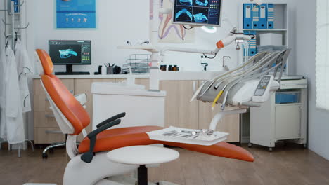 Innenraum-Einer-Modern-Ausgestatteten-Zahnarztpraxis-Mit-Röntgen-Auf-Monitoren