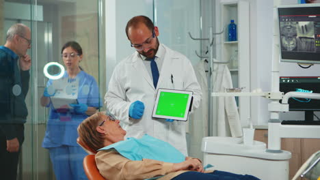 Zahnarzt-Zeigt-Auf-Greenscreen-Display