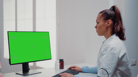 Zahnarzt-Arbeitet-Mit-Horizontalem-Grünem-Bildschirm-Am-Computer