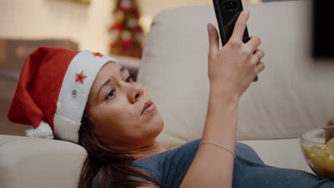 Nahaufnahme-Einer-Frau-Mit-Weihnachtsmütze-Und-Smartphone