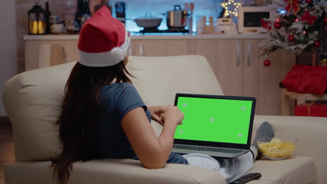 Frau-Spricht-Und-Benutzt-Einen-Horizontalen-Grünen-Bildschirm-Auf-Einem-Laptop