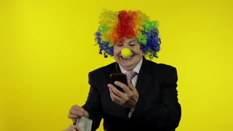 Clown-Geschäftsfrau-Als-Freiberuflerin-Erhält-Geldeinkommen,-Während-Sie-Ihr-Smartphone-Nutzt