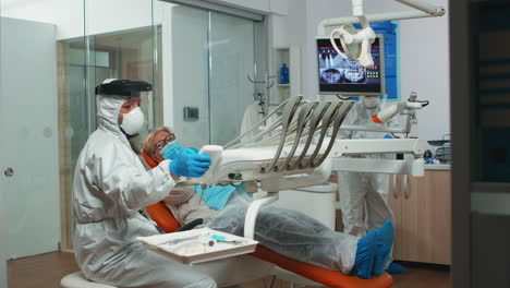 Zahnarzttechniker-Im-Overall,-Der-Sich-Auf-Eine-Zahnoperation-Vorbereitet