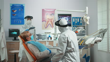 Stomatologe-Im-Overall-Blickt-Auf-Die-Zahnröntgenplatte