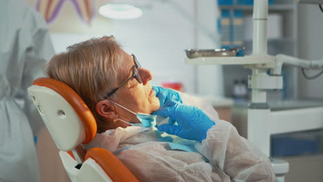Zahnarzttechniker-Im-Overall,-Der-Den-Zahn-Einer-Frau-Bohrt