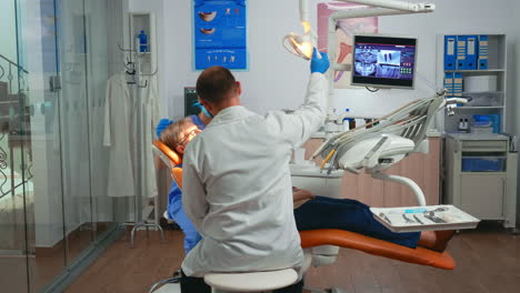 Cirujano-Oral-Realizando-Cirugía-Instalando-Implante