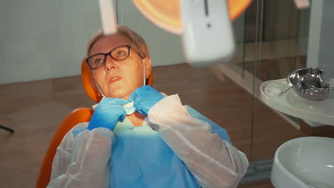 Mujer-En-Cirugía-Dental-Tratada-Con-Taladro-Dental-Durante-Covid-19