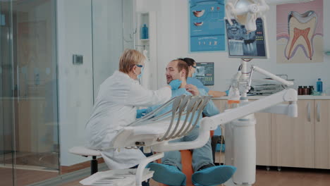 Experto-Dental-Realizando-Un-Examen-Para-Tratar-A-Un-Paciente-Con-Caries.