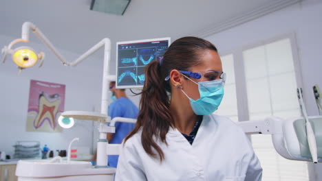 Técnico-Dentista-Perforando-Diente-De-Paciente-En-Clínica-Dental,-Persona-Pov.
