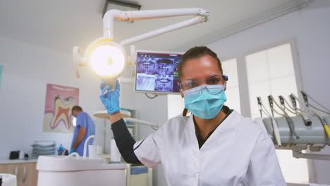 Patienten-Pov-Zum-Zahnarzt,-Anpassen-Des-Lichts-über-Dem-Stuhl