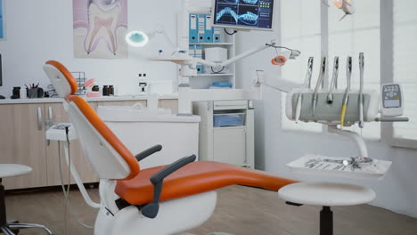 Innenraum-Einer-Modern-Ausgestatteten-Kieferorthopädischen-Zahnarztpraxis-Mit-Röntgenbildern-Der-Zähne