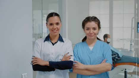 Dentista-Y-Enfermera-Con-Uniforme-Médico-De-Pie-En-La-Clínica-Dental