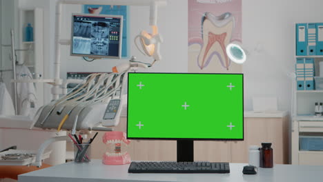 Niemand-In-Der-Zahnarztpraxis-Mit-Horizontalem-Grünem-Bildschirm-Am-Computer