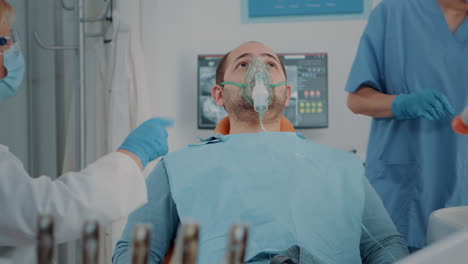 Paciente-Con-Máscara-De-Oxígeno-Recibiendo-Anestesia-En-Gabinete-De-Odontología.