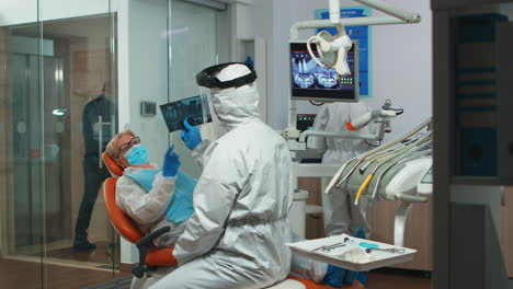Estomatólogo-En-Traje-Protector-Pidiendo-Radiografía-Dental