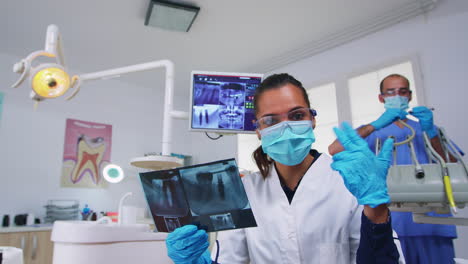 Patientenperspektive-In-Der-Zahnarztpraxis,-Die-Eine-Operation-Plant-Und-Sich-Das-Röntgenbild-Ansieht