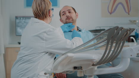 Zahnmedizinexperte-Verwendet-Zahnärztliche-Instrumente-Zur-Untersuchung-Von-Hohlraumproblemen