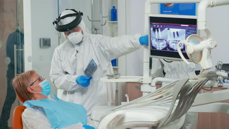 Enfermera-En-Mono-Ayudando-Al-Médico-Con-Radiografía-Dental