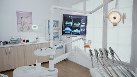 Leerer-Raum-Für-Die-Zahnärztliche-Kieferorthopädie-Mit-Professionellen-Zahnmedizinischen-Werkzeugen-Ausgestattet