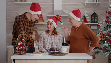 Glückliche-Familie,-Die-Die-Wintersaison-Feiert-Und-Die-Weihnachtsfeiertage-Am-Tisch-Genießt