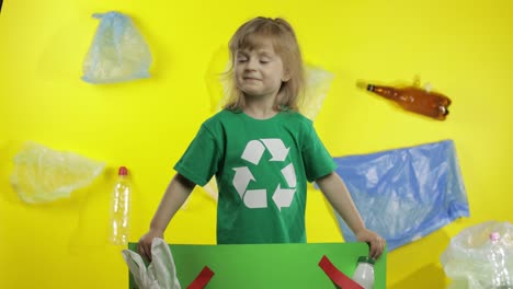 Mädchenaktivistin-Hält-Grünes-Plakat-Und-Sagt-Nein-Zu-Plastik.-Plastikverschmutzung-In-Der-Natur