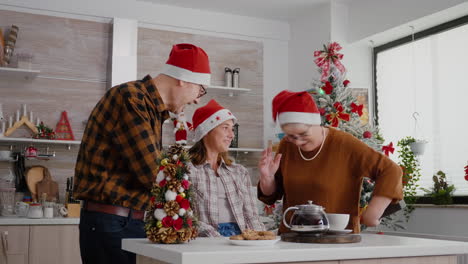 Großeltern-Feiern-Weihnachten-Mit-Enkelkind,-Das-Ein-Weihnachtsgeschenk-Mit-Überraschungsgeschenk-Mitbringt
