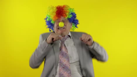 Elderly-clown-businessman-entrepreneur-boss-dancing,-entertains,-receive-money