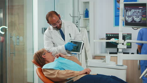Stomatologe-überprüft-Röntgenaufnahme-Des-Zahns-Mit-älterem-Patienten