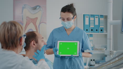 Enfermera-Y-Paciente-Analizando-La-Pantalla-Verde-En-Una-Tableta-Digital