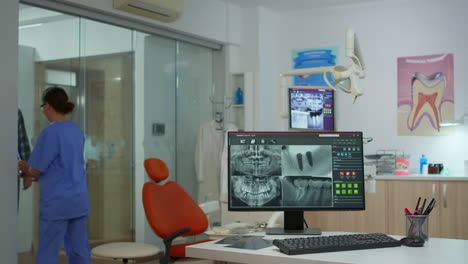 Krankenschwester-Tippt-Am-Computer-Mit-Digitalem-Röntgen