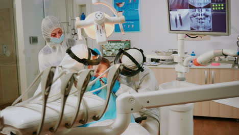 Niño-En-Sillón-Dental-En-Cirugía-Dental-Tratado-Con-Taladro-Dental