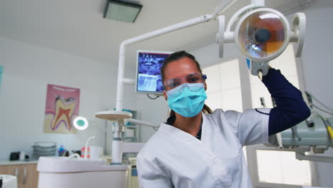 Patient-Sitzt-Im-Zahnarztstuhl-Und-Führt-Regelmäßige-Zahnkontrollen-Durch