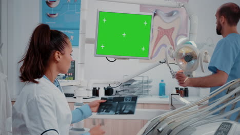 Zahnarzt-Blickt-Auf-Monitor-Mit-Horizontalem-Grünem-Bildschirm