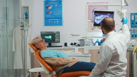 Paciente-Acostado-En-La-Silla-Del-Dentista-Mirándose-En-El-Espejo.