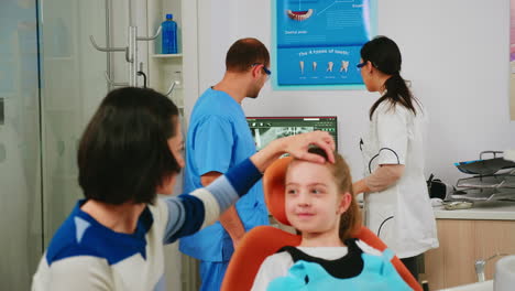 Ein-Team-Von-Zahnärzten-Analysiert-Die-Röntgenaufnahmen-Der-Zähne-Eines-Kleinen-Patienten