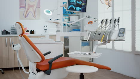 Innenraum-Einer-Modernen-Zahnarztpraxis-Im-Krankenhaus-Mit-Zahnmedizinischen-Kieferorthopädischen-Möbeln.