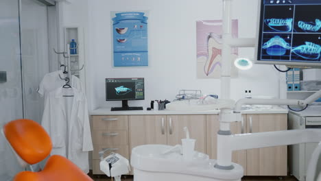Sala-De-Oficina-De-Ortodoncista-De-Estomatología-Vacía-Con-Taladro-Médico-E-Imágenes-De-Rayos-X-De-Dientes-Dentales