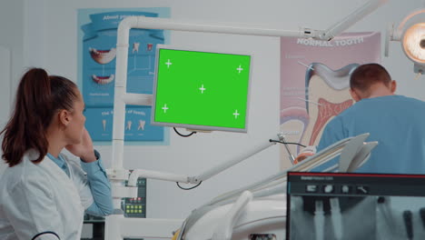 Zahnärzteteam-Arbeitet-Mit-Grünem-Bildschirm-Am-Computer