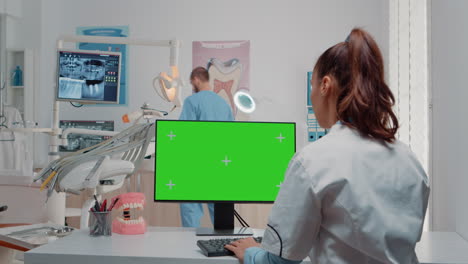 Frau-Benutzt-Tastatur-Und-Computer-Mit-Grünem-Bildschirm