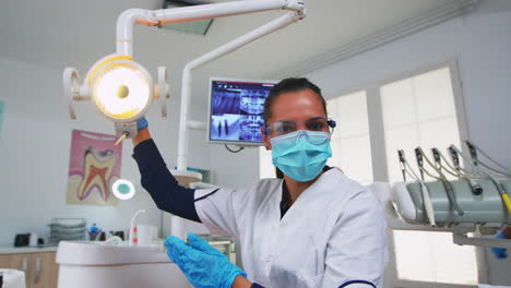 POV-Eines-Patienten-In-Einer-Zahnklinik,-Der-Auf-Einem-Operationsstuhl-Sitzt