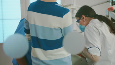 Los-Dentistas-Con-Guantes-Y-Mascarilla-Eliminan-Las-Caries-Perforando-Los-Dientes.