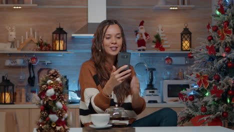 Fröhliche-Frau-Bei-Einem-Weihnachtsvideoanruf-Mit-Freunden-Zu-Hause